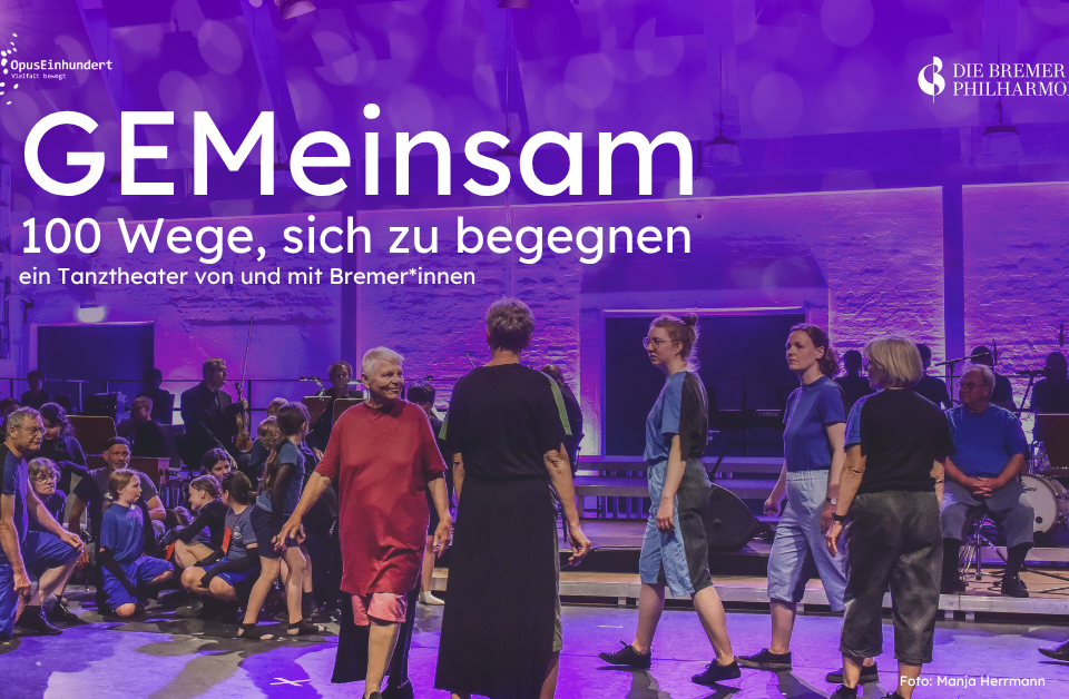 Das Bild zeigt den Titel "GEmeinsam - 100 Wege, sich zu begegnen" eines Tanztheaterstücks von und mit Bremer*innen. Im Hintergrund ist eine Gruppe von Menschen in Kostüm zu sehen, die sich auf einer großen Bühne begegnen.