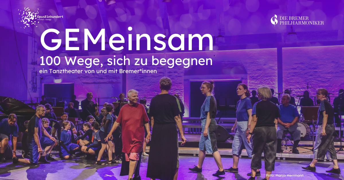 Das Bild zeigt den Titel "GEmeinsam - 100 Wege, sich zu begegnen" eines Tanztheaterstücks von und mit Bremer*innen. Im Hintergrund ist eine Gruppe von Menschen in Kostüm zu sehen, die sich auf einer großen Bühne begegnen.